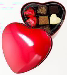 Fyldte chokolader i rødt metalhjerte